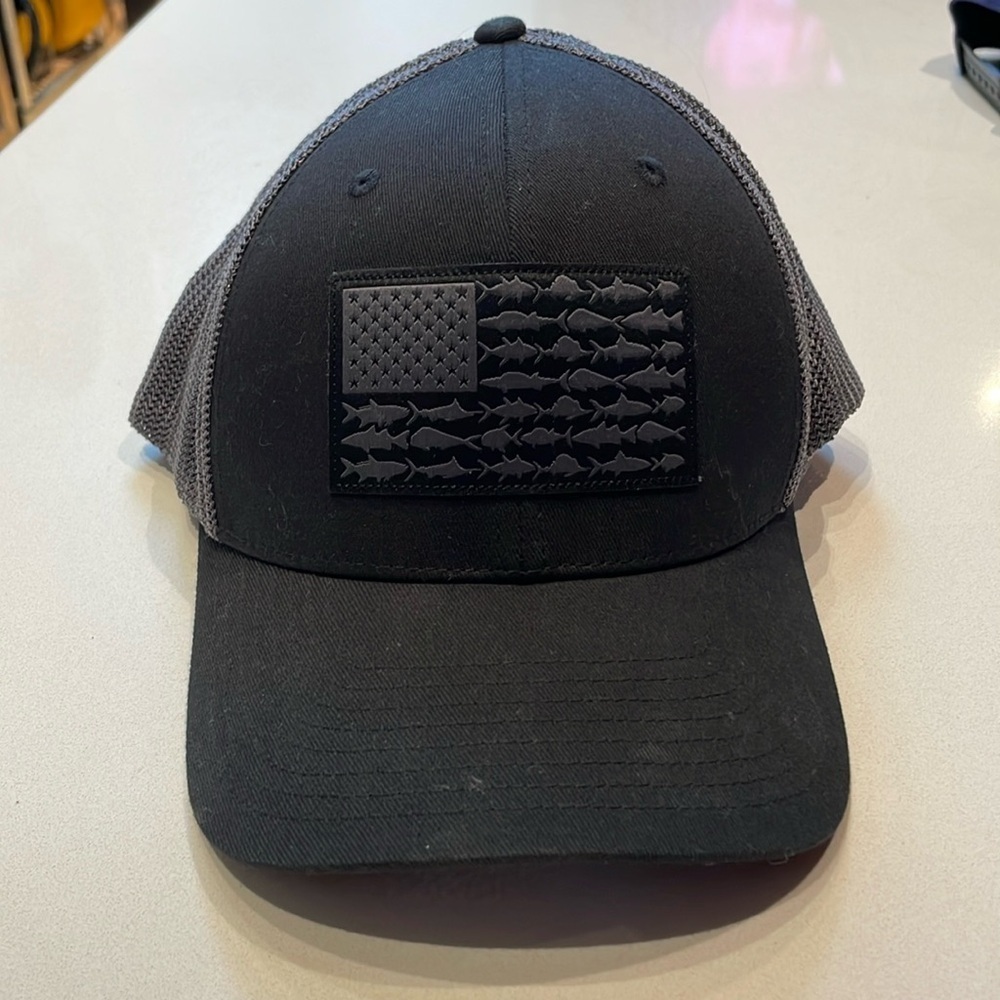 Columbia Performance Fishing Flag Logo, Stretch Fit. Black/Grey Unisex Size L/XL